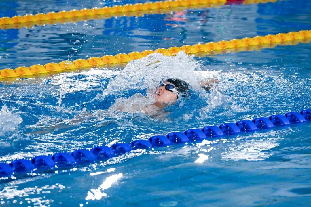 九游网页版-游泳比赛选手们实力角逐，场面激烈的简单介绍