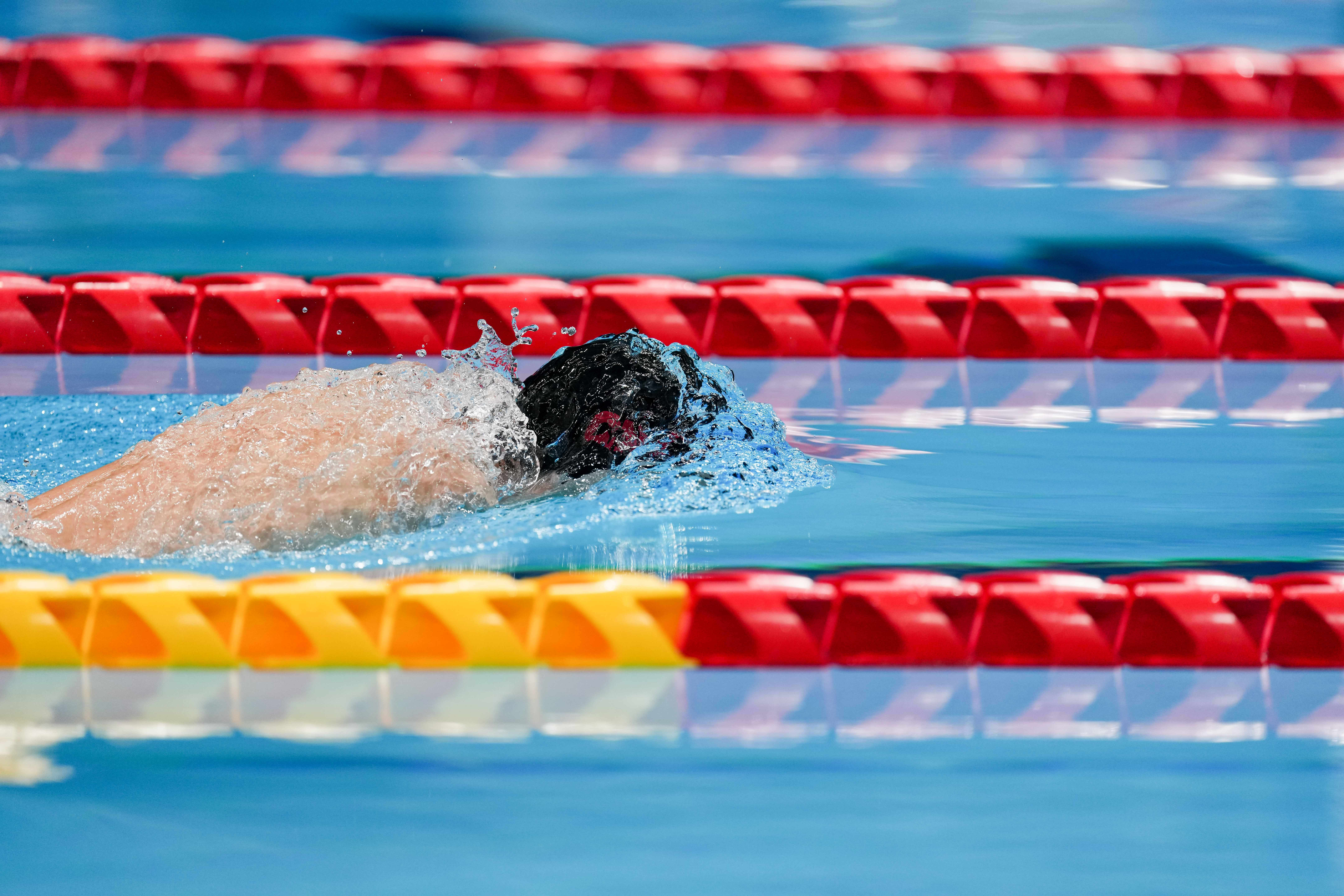 游泳比赛选手们实力角逐，场面激烈的简单介绍