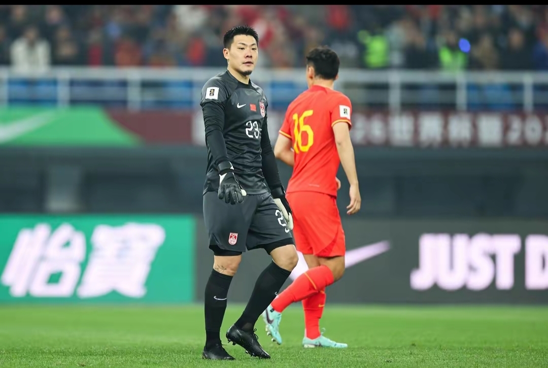 比赛中球员硬碰硬,为球队取得压倒性胜利 比赛中球员硬碰硬,为球队取得压倒性胜利