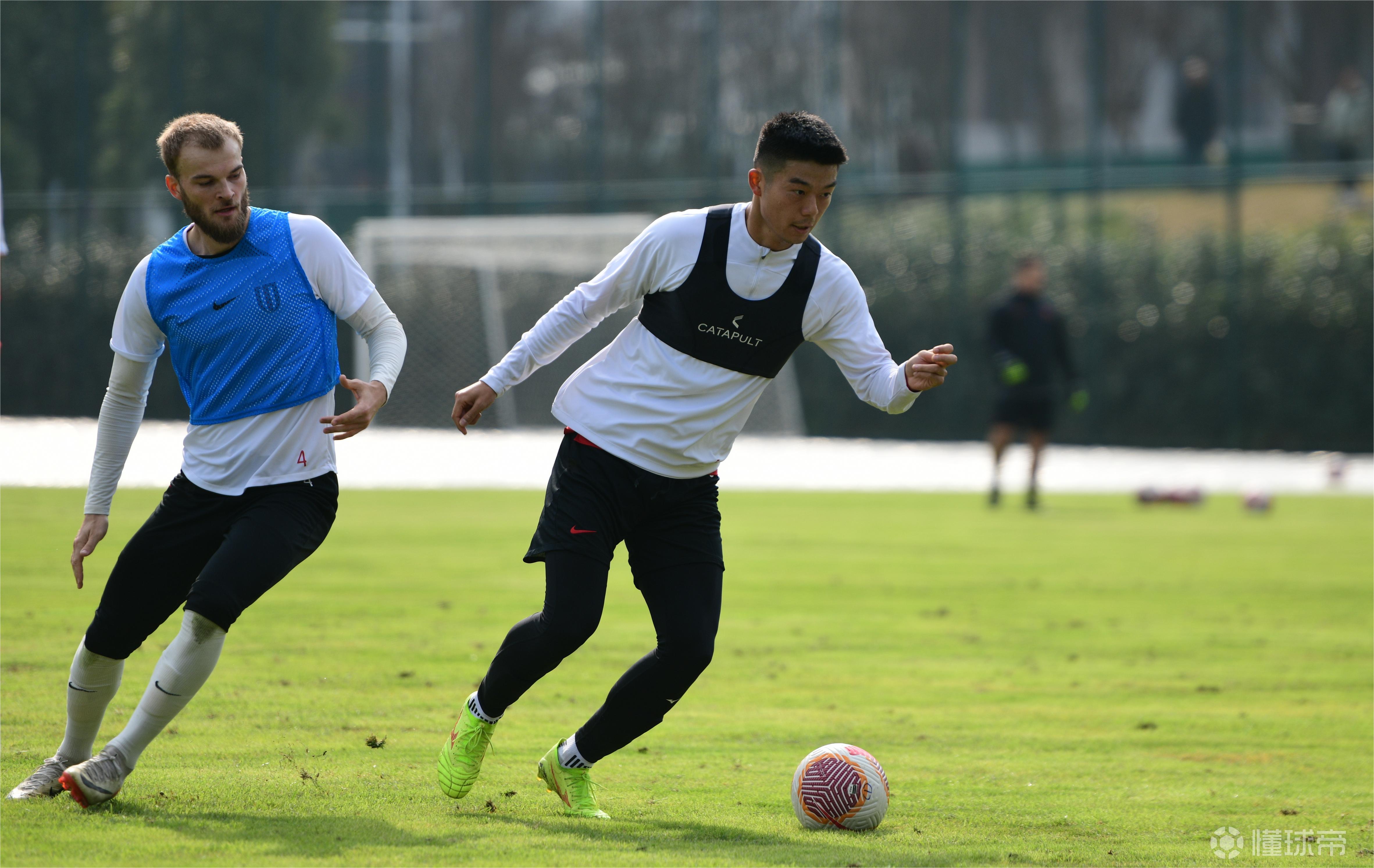 球队训练场景曝光，球员积极训练备战