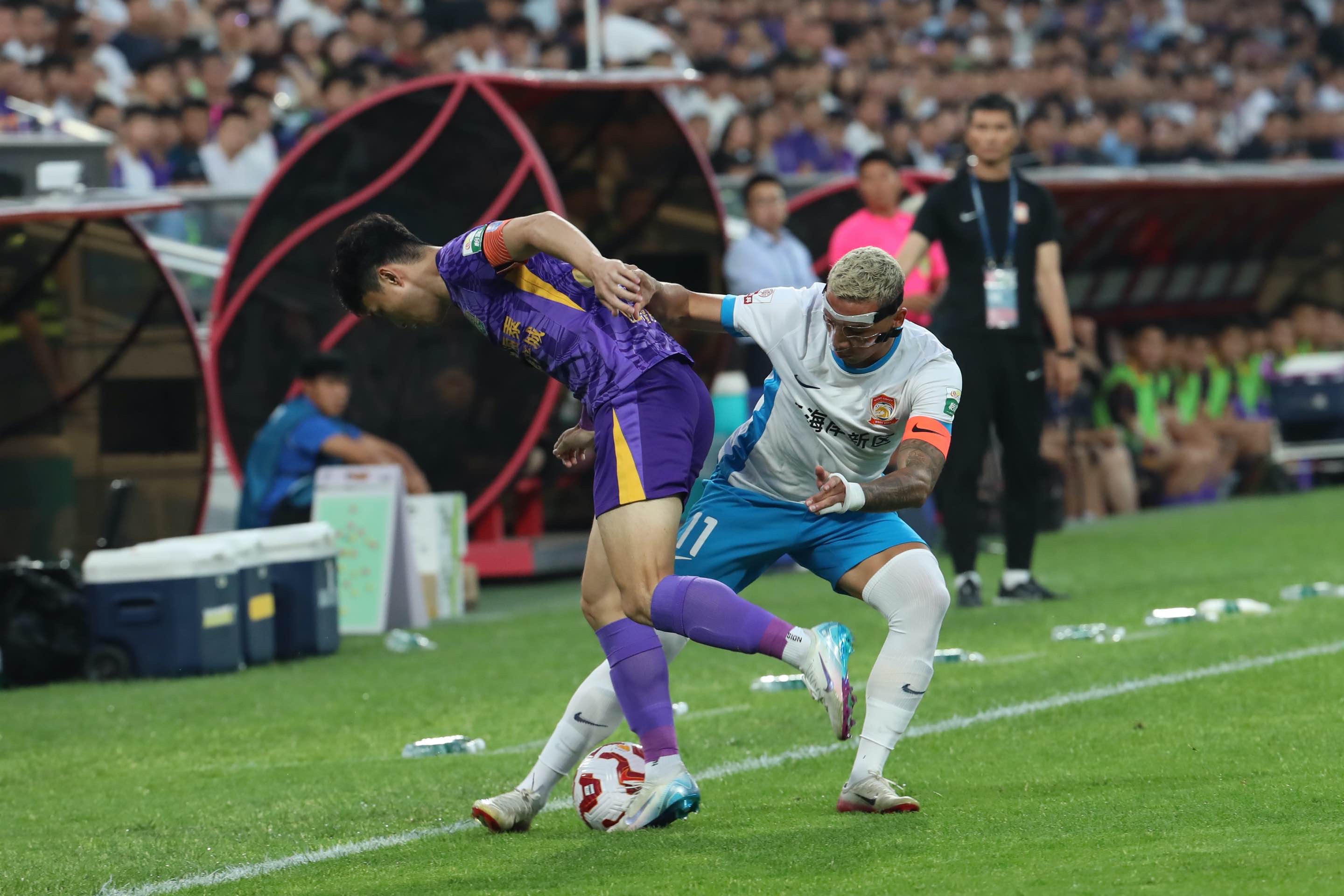 九游地址-足球赛场上的激战让人目不暇接，谁能笑到最后的简单介绍