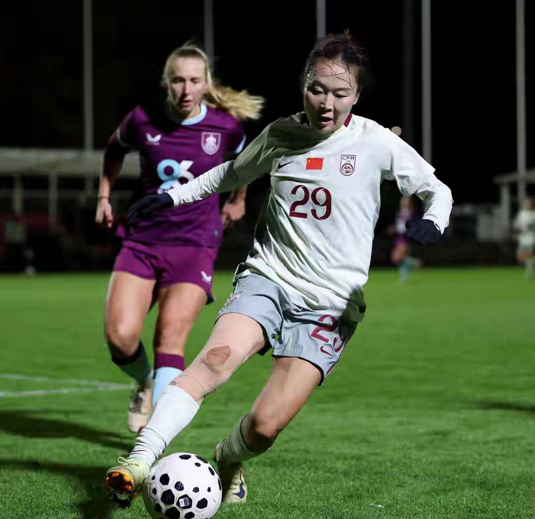 包含中国女足球员勇夺胜利,展现实力与拼搏精神的词条 包含中国女足球员勇夺胜利,展现实力与拼搏精神的词条