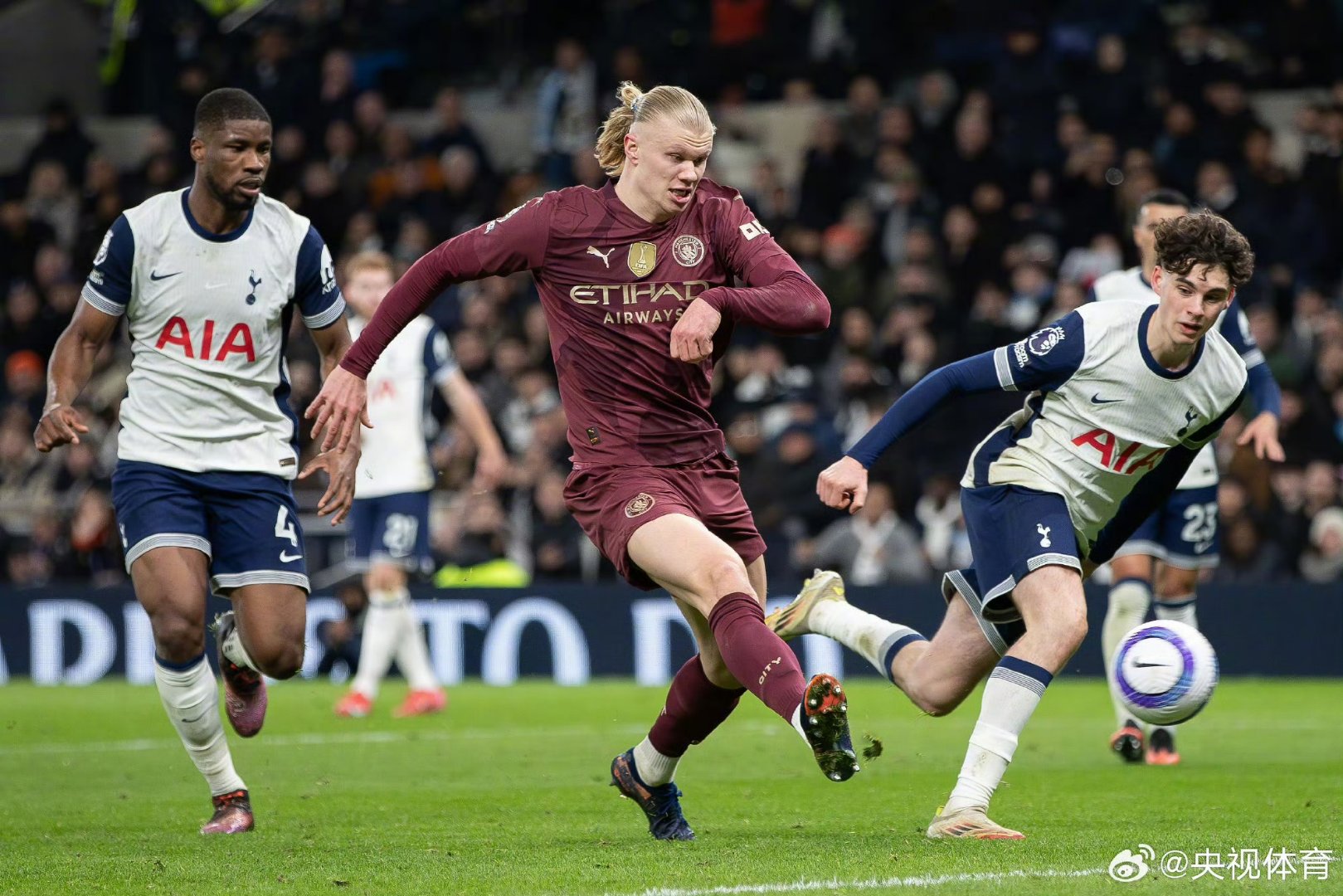 米兰在客场比赛中输给了曼城