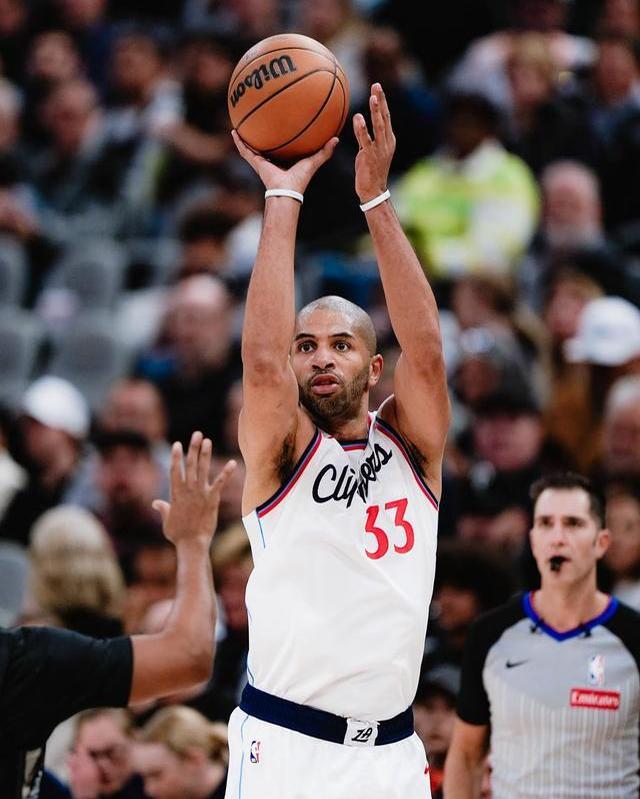 快船主场战胜黄蜂，取得赛季第十胜